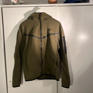 Nike tece fleece  - Hej! Säljer nu min Nike tece då jag  känner för att byta stil. Den är i storlek M. Ca 6-7/10. säljer den för 350kr men köpte för 999kr tveka inte på att ställa några frågor. Mvh Harald.