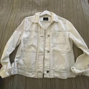 Jeansjacka - jeansjacka med snygga detaljer från bershka. Stl S  Använd vid ett tillfälle 