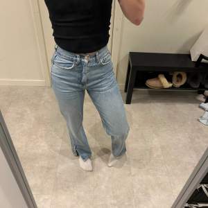 Super snygga jeans från Gina med slit🫶🏼inga defekter och i super skick🥰