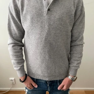 Massimo Dutti långarmad piké - Inga skador elr slitningar. Använd få tal gånger därför att den är liten i storleken. Hör av er vid funderingar👊