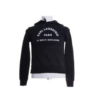 Intressekoll på en hoodie från Karl Lagerfeld, kontakta för mer info och bilder, nypris runt 1500kr 🧑‍🌾 Skicka in pris förslag 🫡