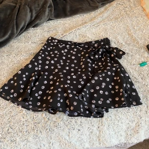 Kjol💕 - Kjol från newyorker. Str xs. Har även shorts inne i sig men det märks nästan inte❤️