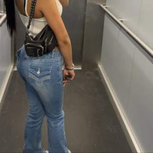 Ljusa bootcut jeans i storlek 34🩷 säljer pga att den inte kommer till användning längre 🩷 skriv om du är intresserad eller har frågor 