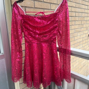 Glittrig klänning  - Helt oanvänd köpt för 520kr Köparen står för frakten 💗💗