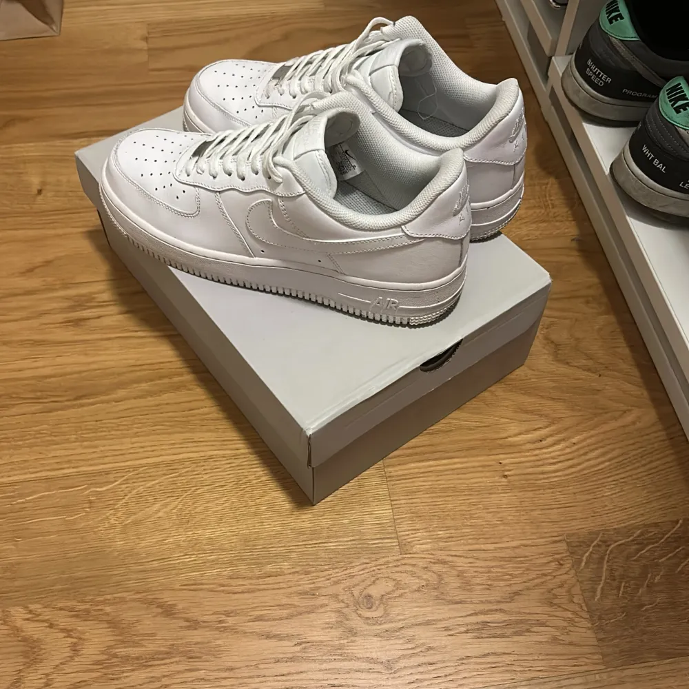 Nike Air Force 1 i storlek 44. Inte mycket använda alls. Skorna kommer med original box och extra skosnören.. Skor.