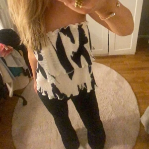 Festtopp  - Jättefin topp. Passar perfekt till sommaren och fina tillfällen. Helt oanvänd. Storlek s men passar m också. Kom privat vid intresse eller köp direkt!! ❣️❣️💜💜 