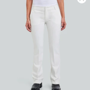 Lågmidjade kostymbyxor - BikBok - Säljer dessa vita lågmidjade kostymbyxor ifrån Bikbok då dom inte används. Använda 2-3 gånger därav i gott skick!❤️  *Tvättas Alltid*