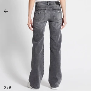 Gråa 90s bootcut lowwaist🩶💗 - Säljer mina gråa low waisted bootcut flare i S från Lager157 då har liknande i andra färger🩶Sitter perfekt pả mig som är 168, lite bootcut/ straight, innerbenslängd på 86cm. De är köpta för 400, men säljer för 200+frakt, Direkt köp? 300 utan frakt💗🛍️