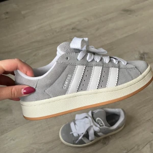 Grå adidas campus 00s - Säljer dessa gråa campus stl 36. Endast använda 3 gånger. 
