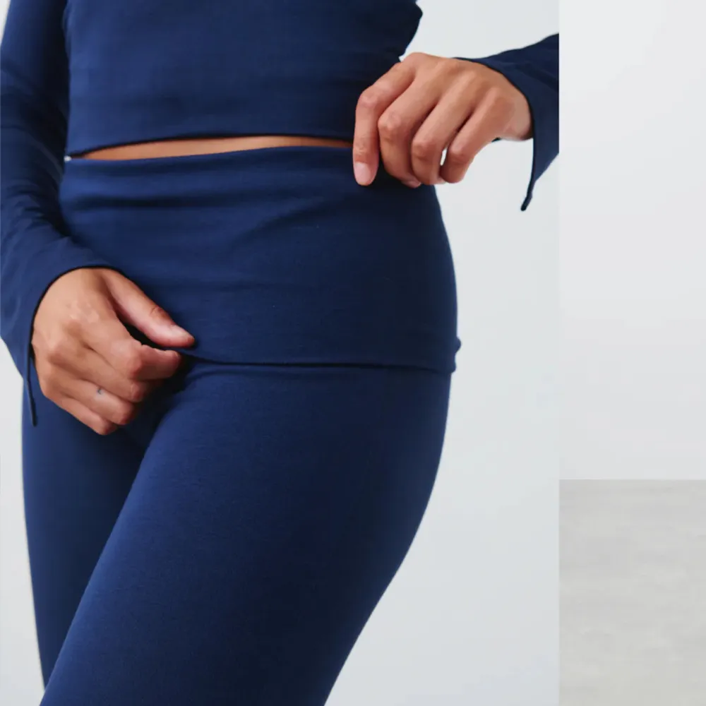 Yoga pants från Gina tricot u mörk blå, storlek S. Säljer för 120 kr.. Jeans & Byxor.