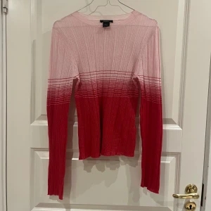 Topp - Färgglad topp, tunn i materialet och glittrar på nära håll. Aldrig använd. 