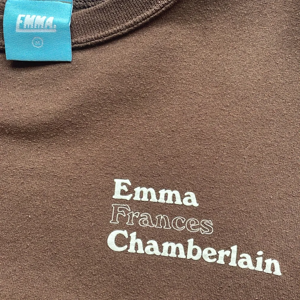 En sweatshirt från Emma Chamberlains egna märke, väldigt skön bara synd att jag inte kommer till någon användning av den! Storlek M men skulle definitivt passa S🩷. Tröjor & Koftor.