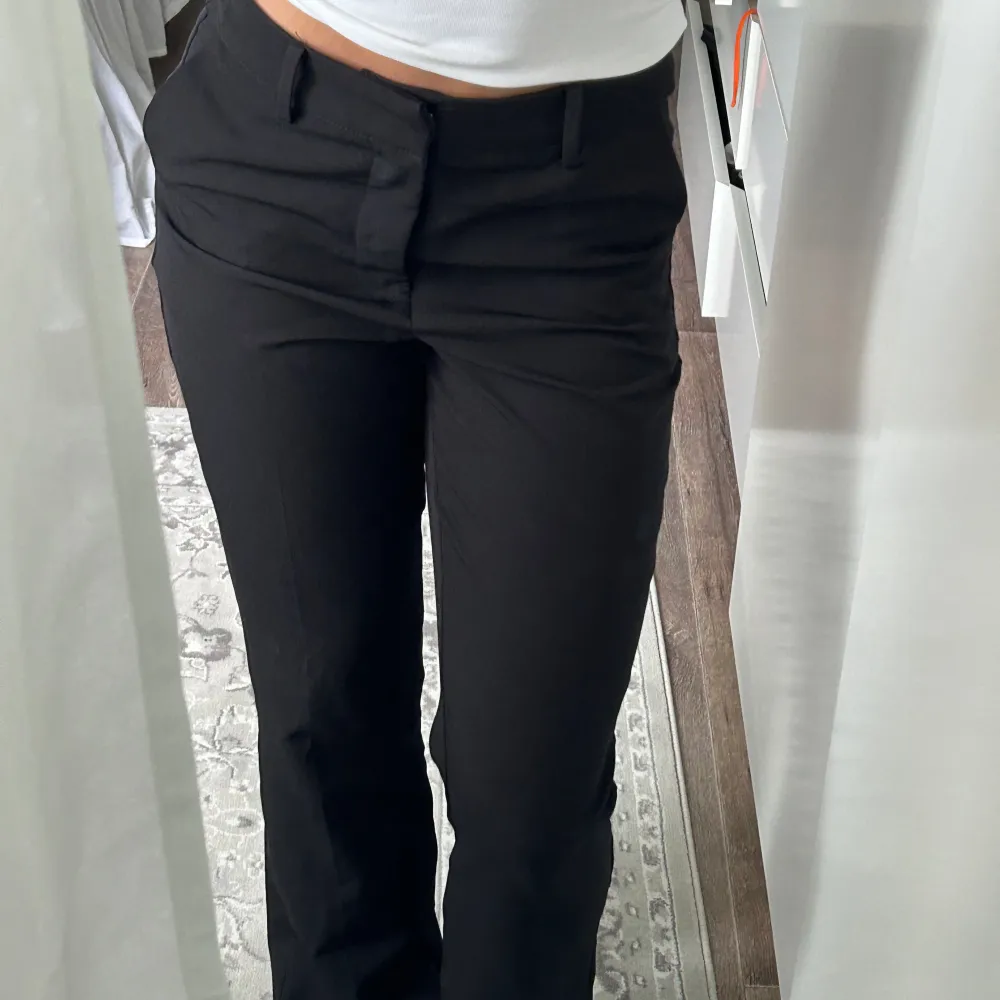 Svarta kostymbyxor från bikbok, skönt material och lite högre i midjan, ganska långa i benen🩵. Jeans & Byxor.