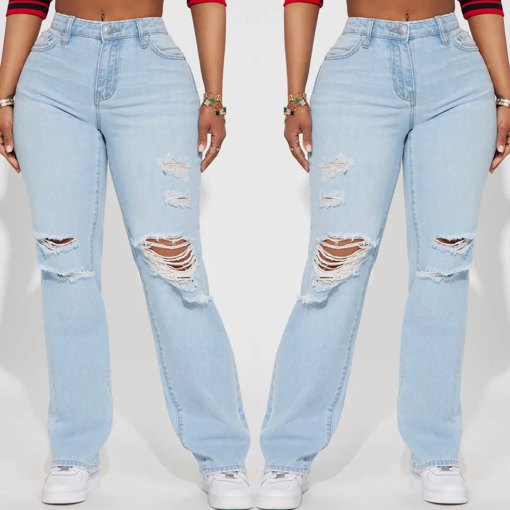 Snygga jeans från fashionnova! Helt nya med prislapp på. Dom är snart små för mig då jag håller på med gymmet. . Jeans & Byxor.