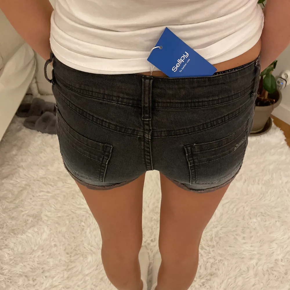 Jeansshorts från element köpta på sellpy💞bra skick, lågmidjade med grå svart färg💞. Shorts.