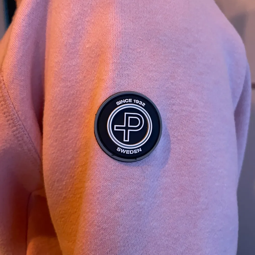 En jättefin rosa pelle p tröja med luva och dragkedja som nästan aldrig är använd, max 3 gånger, den är i storlek M❤️ Nypris 1300kr. Hoodies.