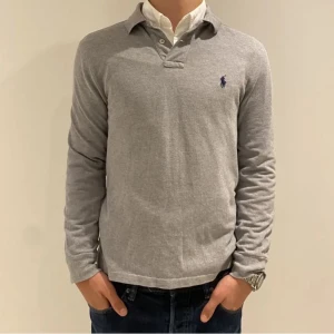 Ralph lauren pike - Säljer denna snygga Ralph lauren piken åt min kille, den är i storlek M, men skulle säga att den passar en större S. Den ser helt oanvänd, inga defekter. Använd köp nu, pris är förhandlingsbart vid direkt köp. 