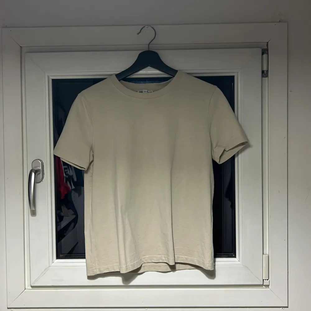 Beige t-shirt från zara i storlek S, säljs pga att den är för liten i ärmarna. Pris 50kr + frakt. . T-shirts.