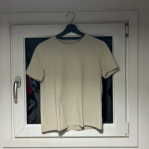 Beige t-shirt  - Beige t-shirt från zara i storlek S, säljs pga att den är för liten i ärmarna. Pris 50kr + frakt. 