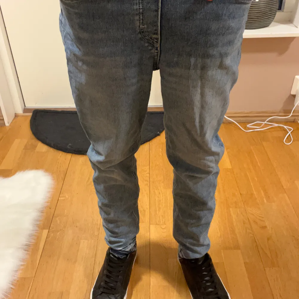 Snygga Slim fit jeans från H&M. Personen i bilderna är 180 cm och väger cirka 65 kg. Storleken på byxorna är 30/31.. Jeans & Byxor.