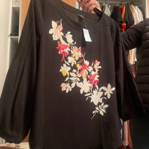 Blus, storlek M svart med blom detalj - Svart blus, storlek M svart med blom detalj. Pris kan diskuteras  <3