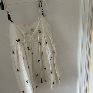 Klänning Zara - Så så fin sommarklänning från Zara🤍🌸 Lite kort