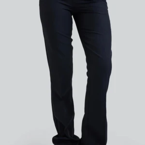 kostymbyxor från bikbok - kostymbyxor från bikbok, mid waist, väldigt bra skick. använda ett få tal gpnger men säljer då de är för små🎀