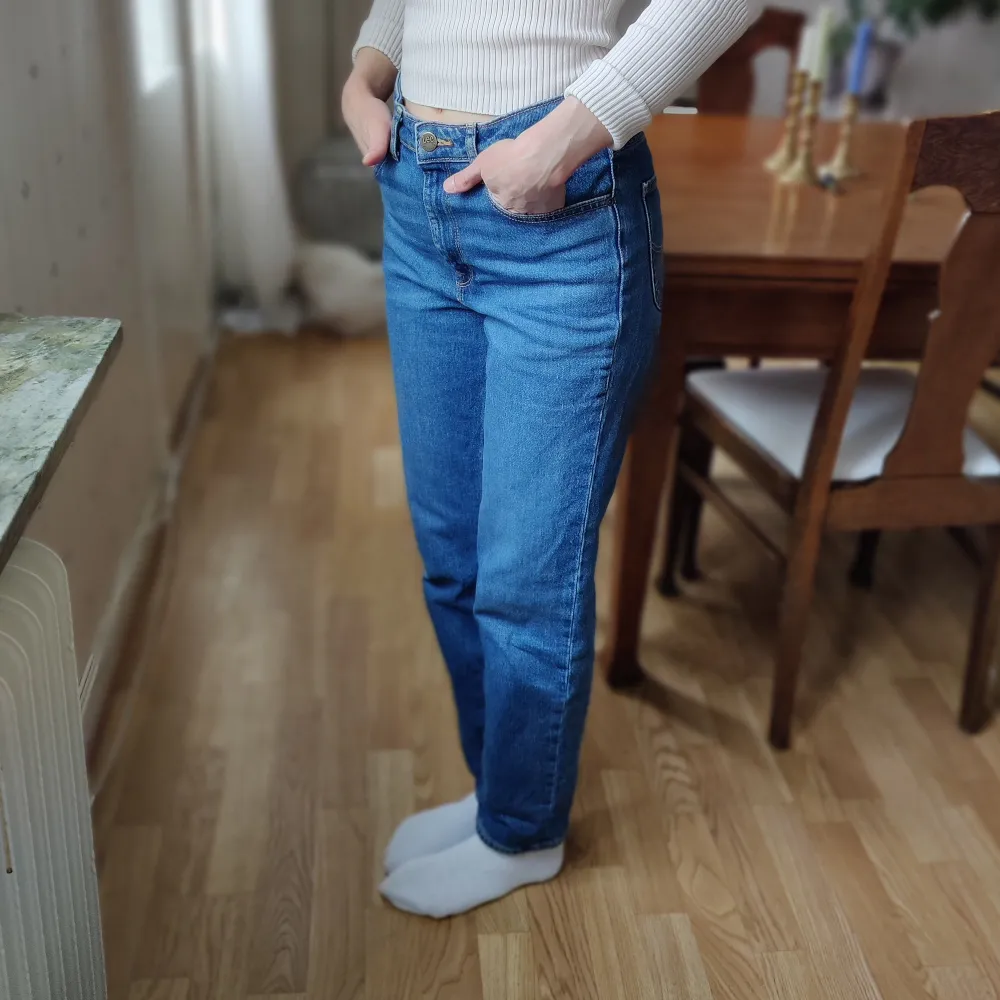 Blå raka jeans från Lee, modellen heter Carol. Storlek 26:33. Inköpta för ungefär en månad sedan. Jag är 170cmlång. 😄🌷. Jeans & Byxor.
