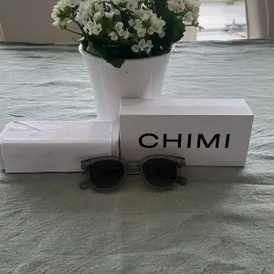 Tjena! Säljer ett par riktigt fina chimi 02 solglasögon i storlek S. Riktigt fint skick, knappt använda. Hör av er för fler frågor!
