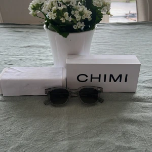 Chimi glasögon - Tjena! Säljer ett par riktigt fina chimi 02 solglasögon i storlek S. Riktigt fint skick, knappt använda. Hör av er för fler frågor!