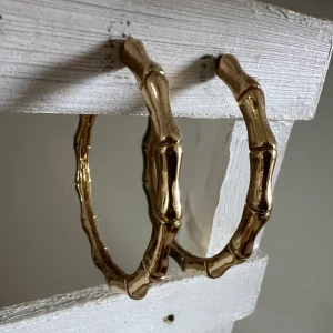 Guldiga örhängen  - Ett par guldiga örhängen formad som ringar. Lite mönstriga.  Blänker fint i öronen, bra skick!   Pris kan självklart diskuteras. 