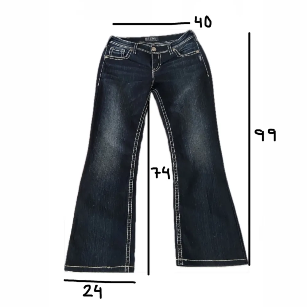 Feta mörkblå jeans med vita stygn! Bootcut och coola bakfickor. i perfekt skick och inga defekter. mått finns på bild 5😁 hör av dig vid frågor!🩷. Jeans & Byxor.