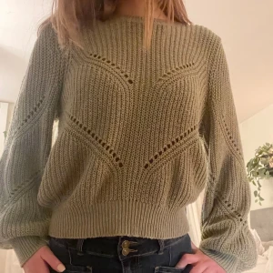 Grön Tröja - Jättesöt grön tröja. Knappast använd och jättebra skick💚storlek S