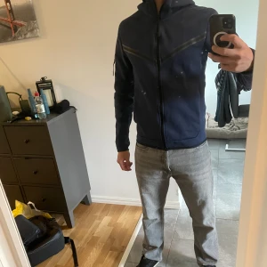 Nike tech hoddie - Snygg Nike tech som legat i garderoben senaste åren då den blivit för liten och även därför jag säljer den, använd varsam och har inga defekter. Hör av vid eventuella frågor!