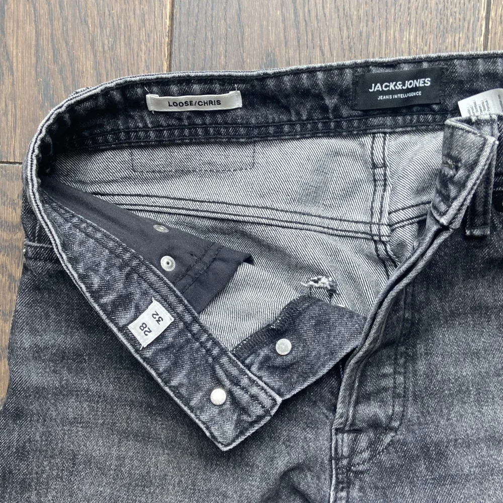 Ett par sjukt snygga Jack and Jones jeans! Grymt bra skick, endast använda ett par gånger | Slim-striaght passform | Storlek 28/32 | Nypris runt 700kr, mitt pris endast 100kr. . Jeans & Byxor.