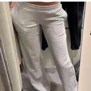 Bikbok mjukisbyxor  - Supersnygga lågmidjade mjukisbyxor. Använda men inga defekter!!