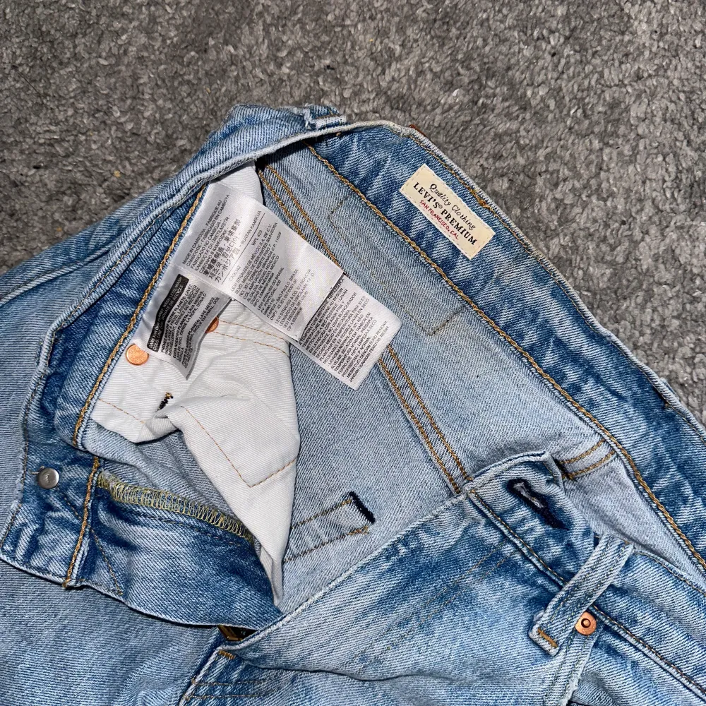 Hej! Säljer dessa Levis Jeans i superbra skick, inga slitage eller defekter.  Modell: 502 Nypris: 1100kr  Hör av dig vid fler frågor!. Jeans & Byxor.