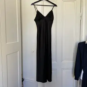 Sjukt snygg svart klänning med pärlor vid bysten 🖤 Storlek S, jättefint skick🩷