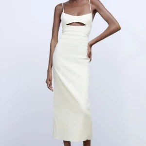 Lång vit klänning - Lång vit linnen klänning. Man snyter den i ryggen och det finns en dragkedja.   Den har en lite fläck som knappt syns.   Orginal pris : 400kr