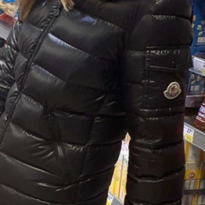 Bady down jacket - Inga stora defekter men det finns tecken på användning men bra skick ändå❤️nypris är runt 9300 . Den är egentligen i storlek 14y men sitter som XS/S, passar mig som är 170cm❤️ Serietidiningen inuti sitter lite löst)