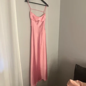 Zara klänning - Säljer denna otroligt fina klänning!  Helt slutsåld på hemsidan.  Finns några små ”skavanker”, kontakta för mer information!😊