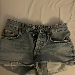 Säljer dessa low/mid waist zara jeans short som är skit snygga! Helt slutsålda o gpr inte o få tag på, köpte för 356kr