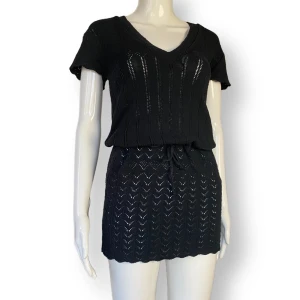 Klänning  - En jättefin klänning som går nästan ner till knäna men med resåren runt höften så kan den dras upp till en miniklänning! Lite nopprig & den är lite genomskinlig! Från Sisters Point, storlek M/L. MÅTT: Ärmlängd 11cm, Axel till axel 40cm, längd 88cm 