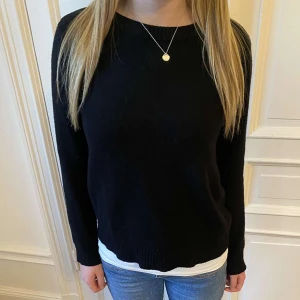 Jättesöt stickad tröja - Finstickad svart tröja från vila❤️