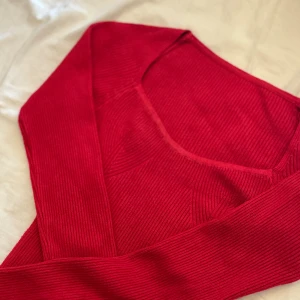 Vinröd klänning - Vinröd klänning i super skönt och bra material! Strl xs passar xxs-s då den är stretchig. Lite dåliga bilder kom privat för fler❣️