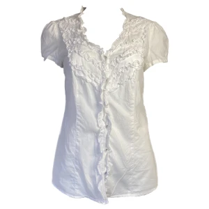 Blus  - Vit topp från Esprit, storlek UK 10. Dockan använder storlek XS.  MÅTT: Axel till axel 37cm Ärmlängd 15cm Armhåla till armhåla 48cm Längd 65cm 