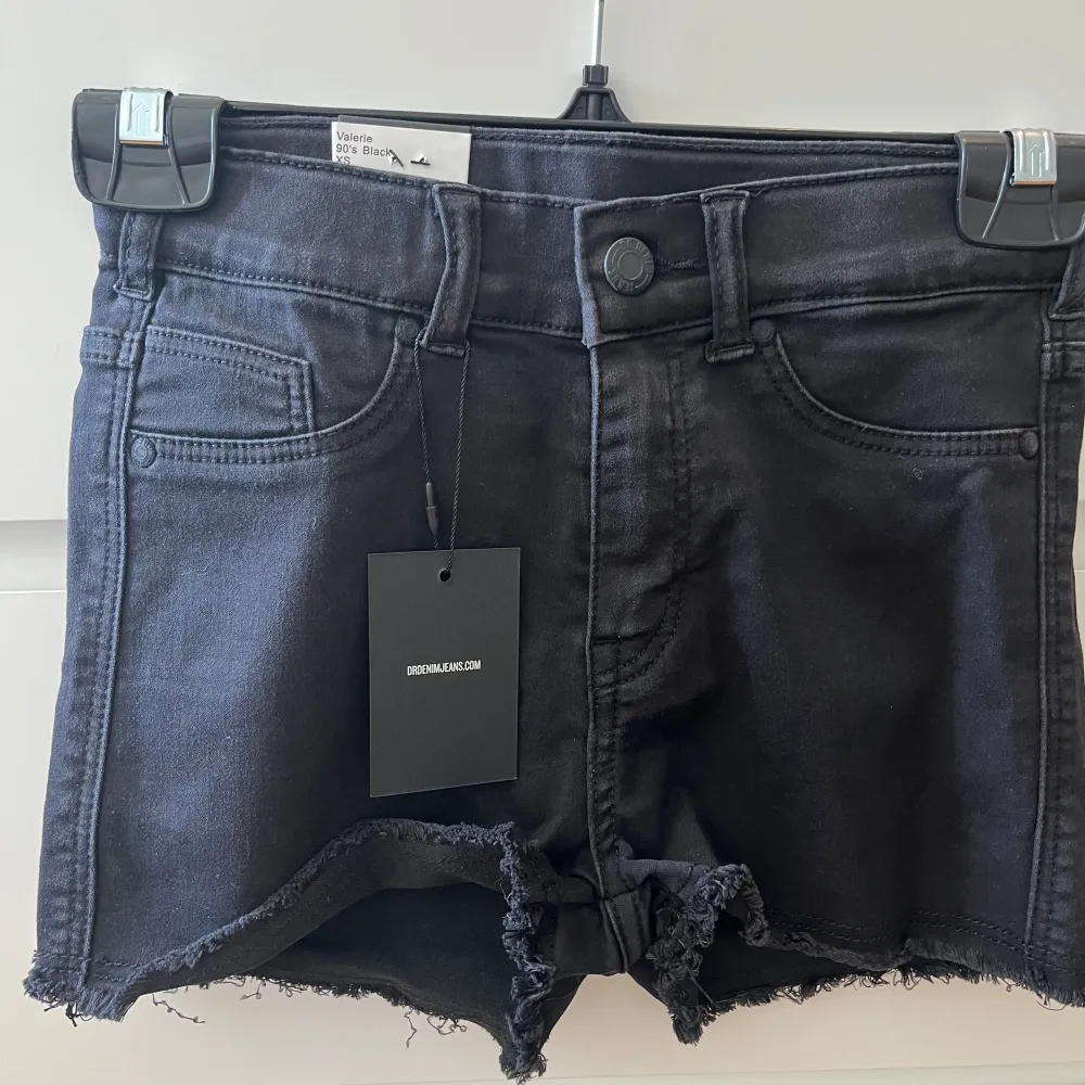 Svarta jeansshorts från DRDENIM. Lappen kvar, storlek XS. Shorts.