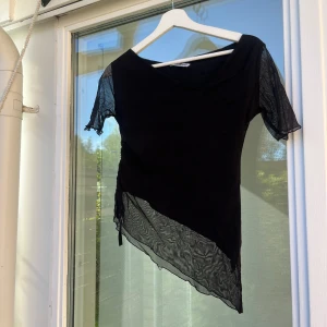 Blus - Jättefin tröja/blus som funkar till allt Färg svart Strl s Pris: 55kr