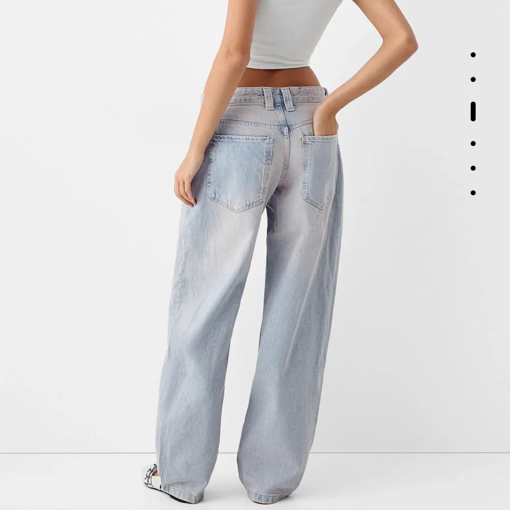 Säljer dessa lågmidjade baggy jeans 💗  (Oanvänd!!) 🎀 Nypris ca 1199kr men säljer för 600kr 💋. Jeans & Byxor.