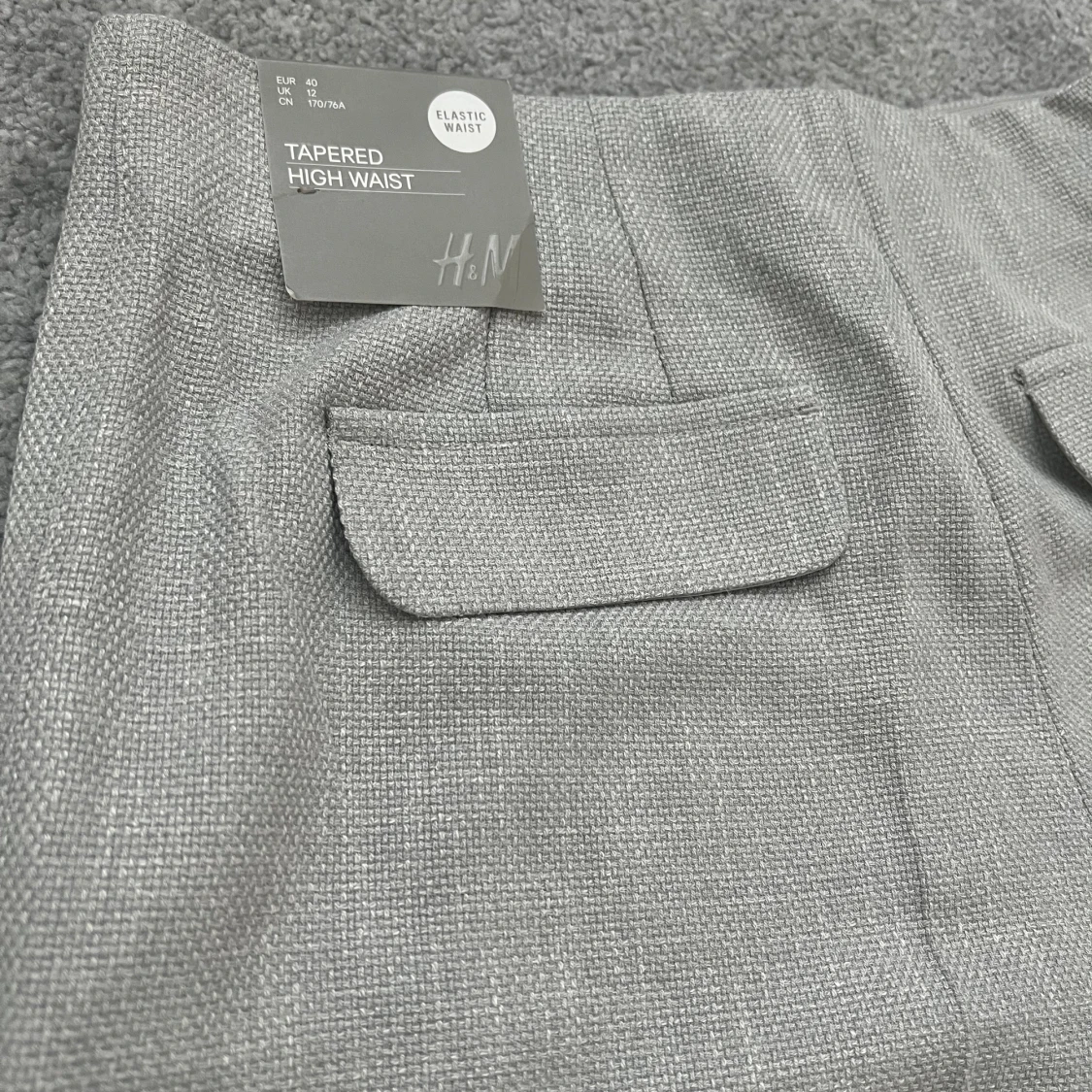 Gråa kostymbyxor  - 91